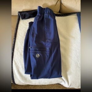 Women scrubs size. XXS, very comfortable.